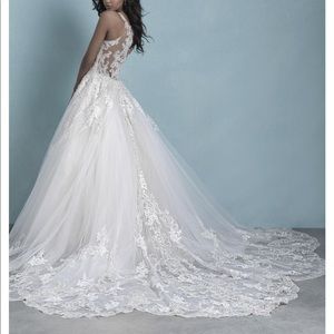 *BRAND NEW* Plus Size Allure Wedding Dress. Never worn.